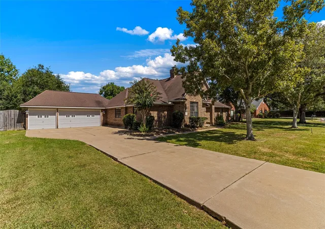 Photo 3 of Sale Pending at 55 Silver Lace Ct, Lake Jackson, TX 77566 | MLS# 2044146 | Listing updated on 2026-10-06