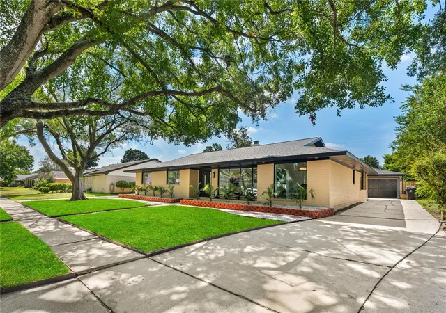 Photo 3 of Single family home for sale at 5751 Jason St, Houston, TX 77096 | MLS# 26193105 | Listing updated on 2026-09-12