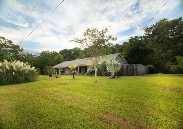 Photo 3 of Single family home for sale at 2117 Pecan St, Dickinson, TX 77539 | MLS# 89081973 | Listing updated on 2026-09-11