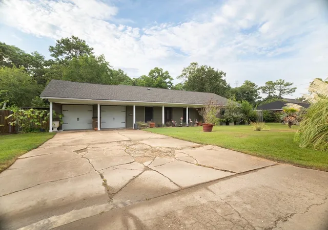 Photo 3 of Single family home for sale at 2117 Pecan St, Dickinson, TX 77539 | MLS# 89081973 | Listing updated on 2026-09-11