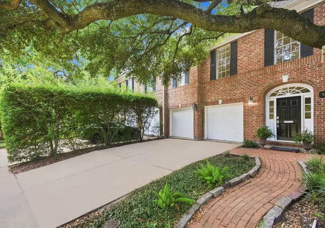Townhouse for sale at 5597 Beverlyhill St, Houston, TX 77056 | MLS# 18003959