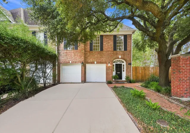 Photo 2 of Townhouse for sale at 5597 Beverlyhill St, Houston, TX 77056 | MLS# 18003959 | Listing updated on 2026-09-02