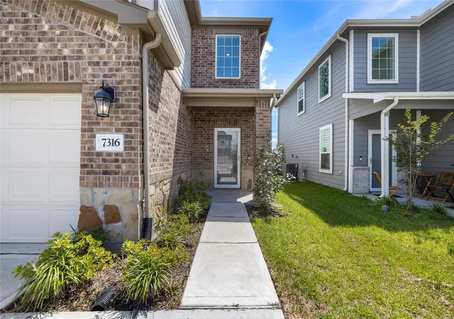 Photo 3 of Single family home for sale at 7316 Madison Cmns Ln, Houston, TX 77075 | MLS# 28851397 | Listing updated on 2026-09-17