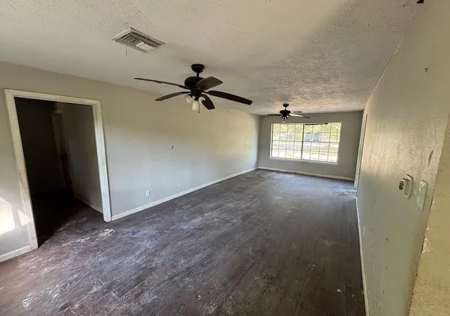 Photo 4 of Single family home for sale at 7818 Pin Oak Rd, Alvin, TX 77511 | MLS# 18651902 | Listing updated on 2026-09-03