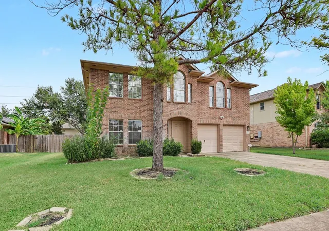 Photo 3 of Single family home for sale at 8823 Emerald Hts Ln, Houston, TX 77083 | MLS# 19172025 | Listing updated on 2026-09-21