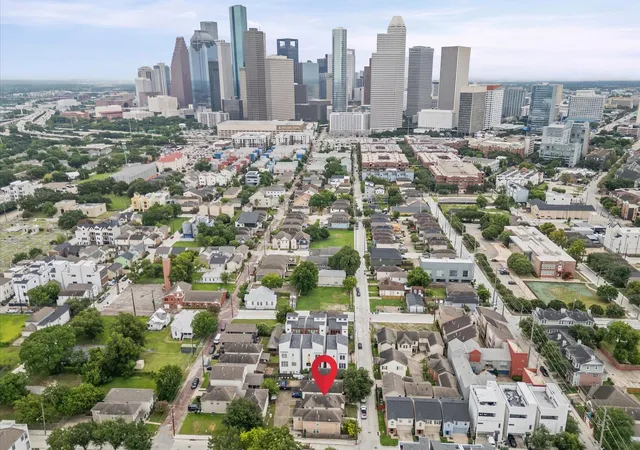 Photo 2 of Single family home for sale at 1424 Ruthven St, Houston, TX 77019 | MLS# 26092042 | Listing updated on 2026-09-11