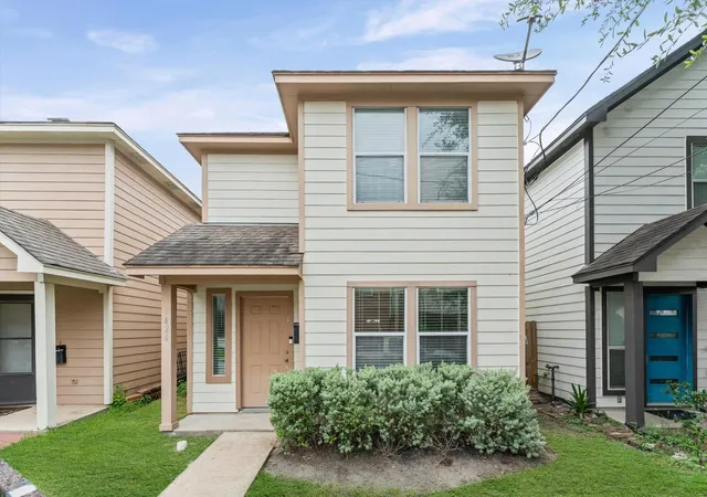 Photo 3 of Single family home for sale at 1424 Ruthven St, Houston, TX 77019 | MLS# 26092042 | Listing updated on 2026-09-11