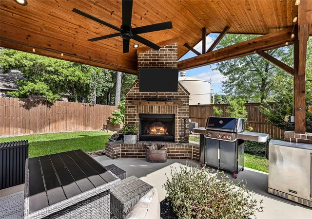 Photo 3 of Sale Pending at 131 S Park Dr, Montgomery, TX 77356 | MLS# 59395853 | Listing updated on 2026-10-06