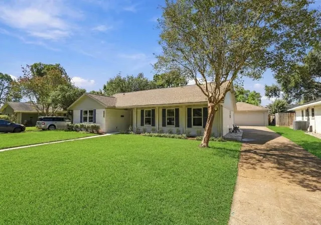 Photo 2 of Single family home for sale at 5227 Kinglet St, Houston, TX 77035 | MLS# 91442887 | Listing updated on 2026-10-02