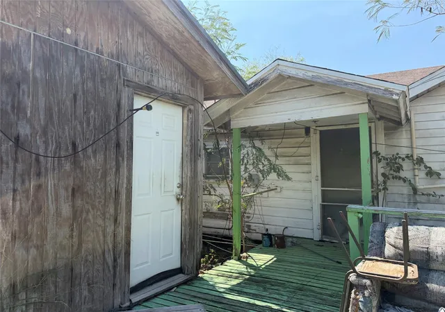 Photo 4 of Single family home for sale at 420 E Ave D, Kingsville, TX 78363 | MLS# 87087605 | Listing updated on 2026-09-15
