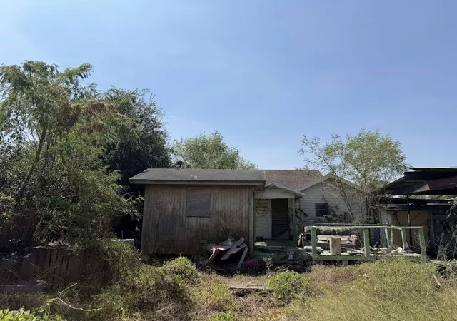 Photo 6 of Single family home for sale at 420 E Ave D, Kingsville, TX 78363 | MLS# 87087605 | Listing updated on 2026-09-15