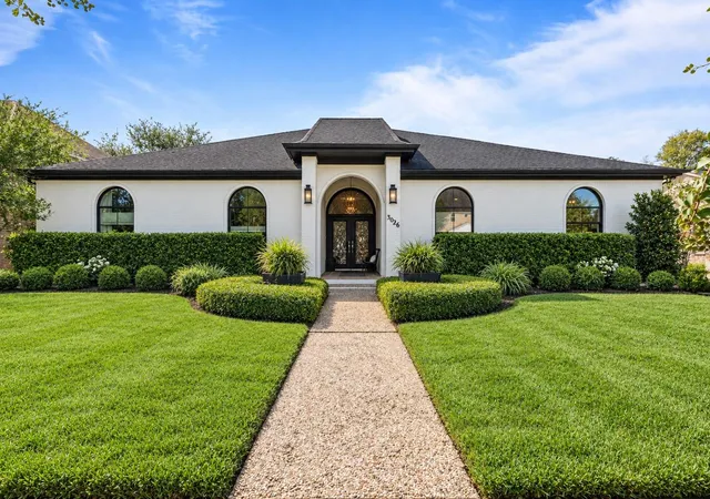 Photo 2 of Sale Pending at 3026 Country Clb Dr, Pearland, TX 77581 | MLS# 29249211 | Listing updated on 2026-10-04