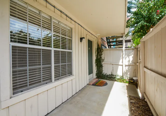 Listing Photo 5 - Condo for sale in building located at 845 Augusta Dr, Houston, TX 77057 - Unit #67