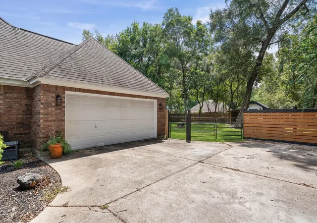 Photo 3 of Single family home for sale at 205 Oetken W, Anahuac, TX 77514 | MLS# 15850194 | Listing updated on 2026-09-24