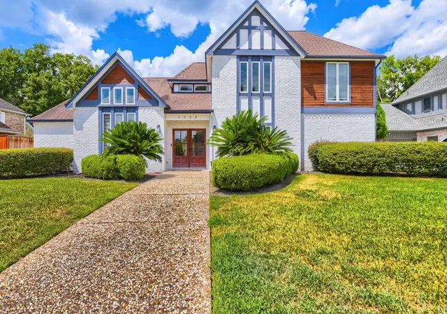 Photo 1 of Single family home for sale at 1022 Crossroads Dr, Houston, TX 77079 | MLS# 81200387 | Listing updated on 2026-10-04