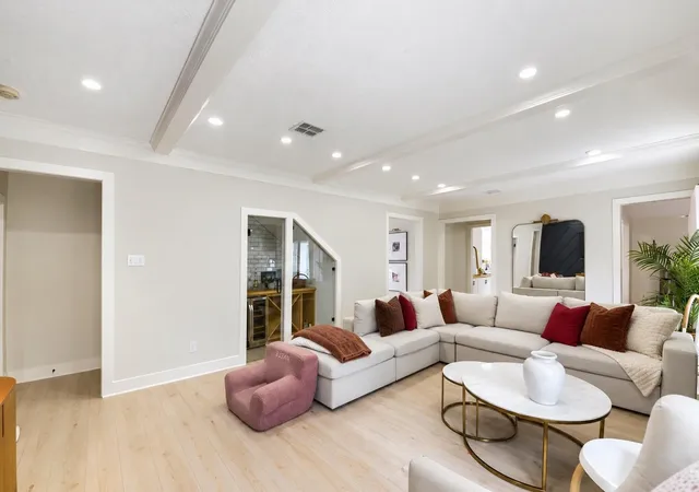 Photo 3 of Single family home for sale at 1022 Crossroads Dr, Houston, TX 77079 | MLS# 81200387 | Listing updated on 2026-10-04