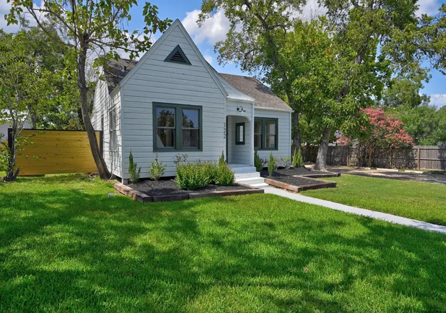 Photo 2 of Sale Pending at 122 N Holland St, Bellville, TX 77418 | MLS# 62627934 | Listing updated on 2026-10-09