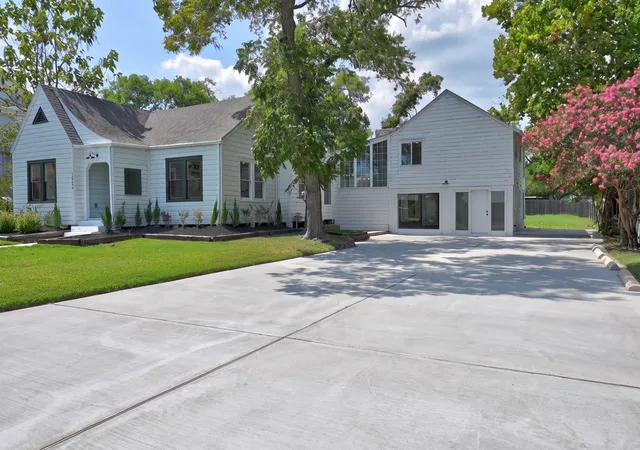 Photo 3 of Sale Pending at 122 N Holland St, Bellville, TX 77418 | MLS# 62627934 | Listing updated on 2026-10-09