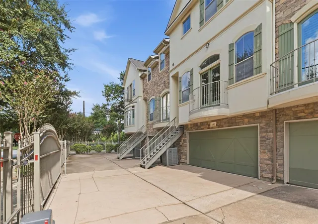 Photo 3 of Townhouse for sale at 1407 Southmore Blvd, Houston, TX 77004 | MLS# 3021853 | Listing updated on 2026-10-03