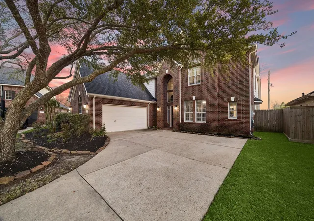 Photo 4 of Single family home for sale at 5102 Hidden Brk Ln, League City, TX 77573 | MLS# 66952440 | Listing updated on 2026-09-19