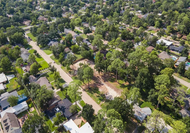 Photo 3 of Sale Pending at 10242 Ivyridge Rd, Houston, TX 77043 | MLS# 61252926 | Listing updated on 2026-09-26