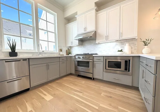 Photo 3 of Townhouse for sale at 741 Bringhurst St, Houston, TX 77020 | MLS# 22502240 | Listing updated on 2026-10-03