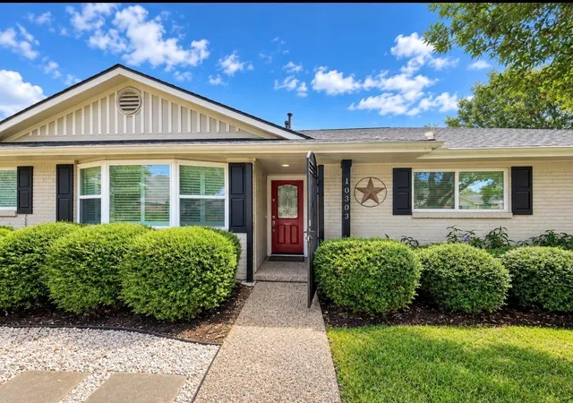 Photo 2 of Single family home for sale at 10303 Greenwillow St, Houston, TX 77035 | MLS# 63584675 | Listing updated on 2026-10-07