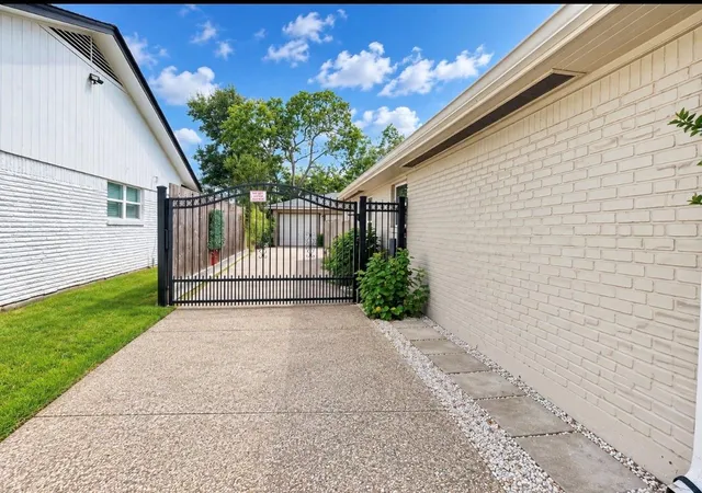 Photo 3 of Single family home for sale at 10303 Greenwillow St, Houston, TX 77035 | MLS# 63584675 | Listing updated on 2026-10-07
