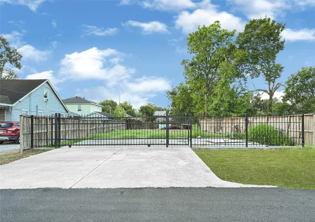 Land for sale at 9210 E Ave Q, Houston, TX 77012 | MLS# 10557399