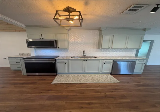 Photo 3 of Single family home for sale at 52 Periwinkle Ct, Lake Jackson, TX 77566 | MLS# 22976655 | Listing updated on 2026-09-06