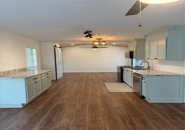 Photo 4 of Single family home for sale at 52 Periwinkle Ct, Lake Jackson, TX 77566 | MLS# 22976655 | Listing updated on 2026-09-06