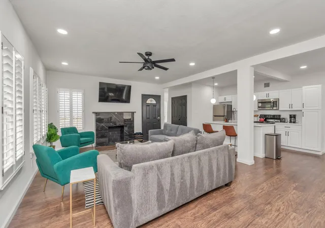 Listing Photo 4 - Condo for sale in building located at 2116 Berry St, Houston, TX 77004