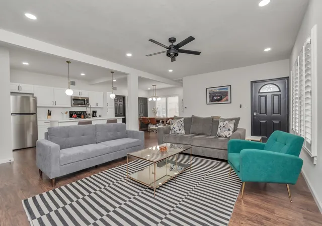 Listing Photo 5 - Condo for sale in building located at 2116 Berry St, Houston, TX 77004