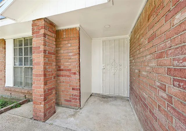 Photo 3 of Single family home for sale at 1123 Fallbrook Dr, Houston, TX 77038 | MLS# 76916825 | Listing updated on 2026-09-12