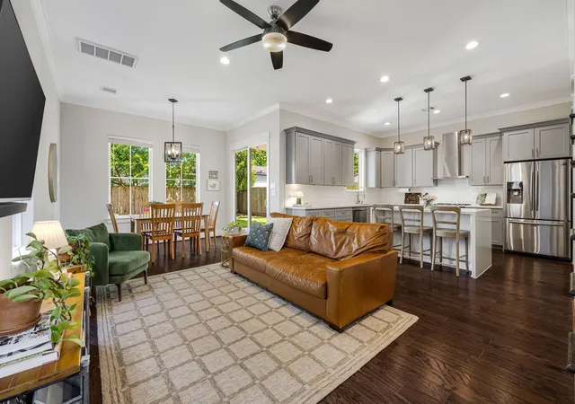 Photo 4 of Single family home for sale at 803 E 32nd 1/2 St, Houston, TX 77022 | MLS# 23440876 | Listing updated on 2026-10-05