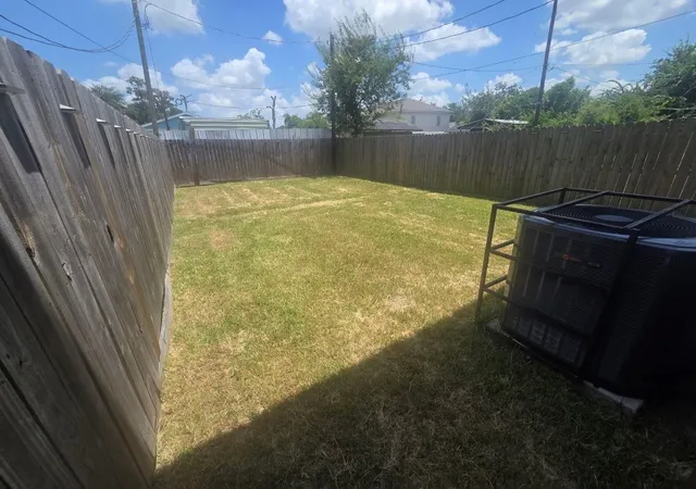 Listing Photo 5 - Condo for sale in building located at 6916 Tommye St, Houston, TX 77028 - Unit #A-B