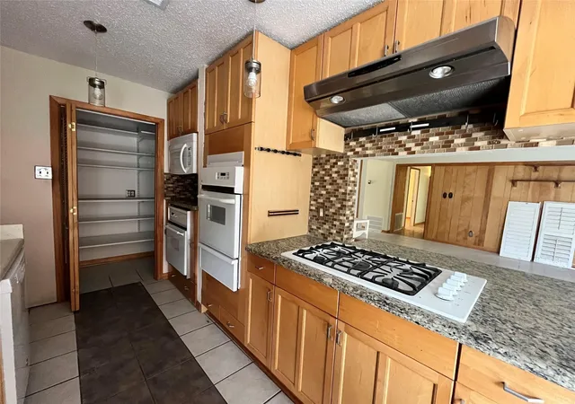 Listing Photo 4 - Condo for sale in building located at 5104 39th St, Dickinson, TX 77539