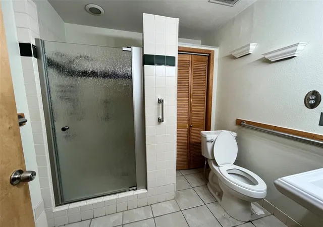 Listing Photo 5 - Condo for sale in building located at 5104 39th St, Dickinson, TX 77539