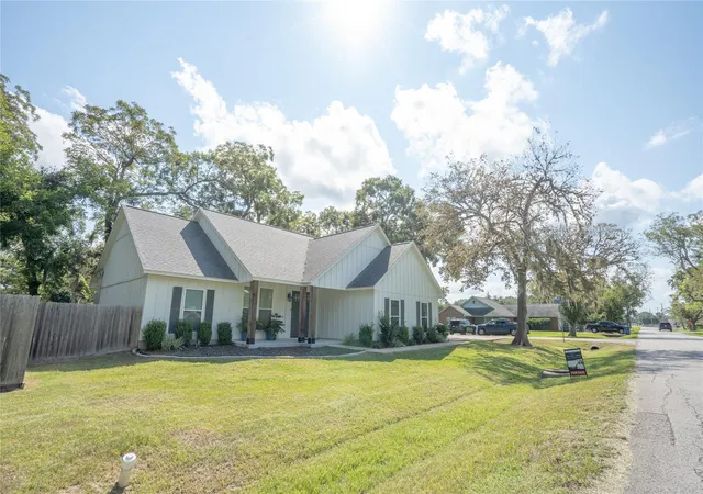 Photo 2 of Single family home for sale at 502 Tall Timber Dr, West Columbia, TX 77486 | MLS# 24578807 | Listing updated on 2026-10-09