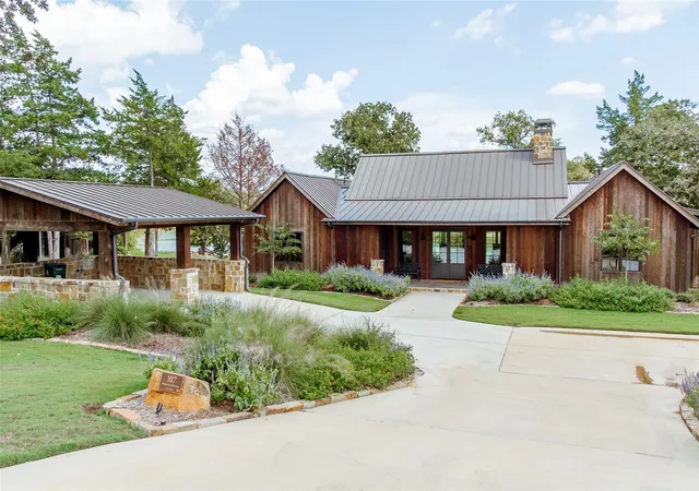 Photo 1 of Sale Pending at 107 Wood Duck Ln, Columbus, TX 78934 | MLS# 33386674 | Listing updated on 2026-09-17