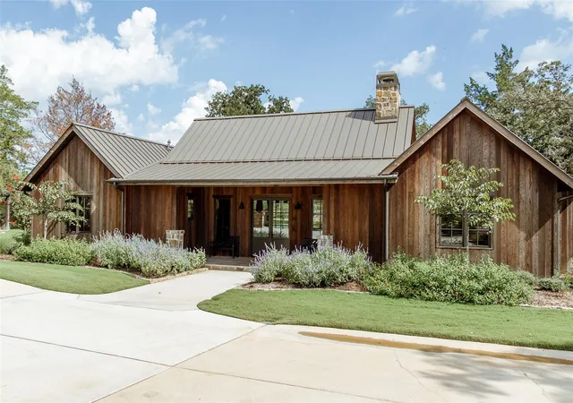 Photo 2 of Sale Pending at 107 Wood Duck Ln, Columbus, TX 78934 | MLS# 33386674 | Listing updated on 2026-09-17
