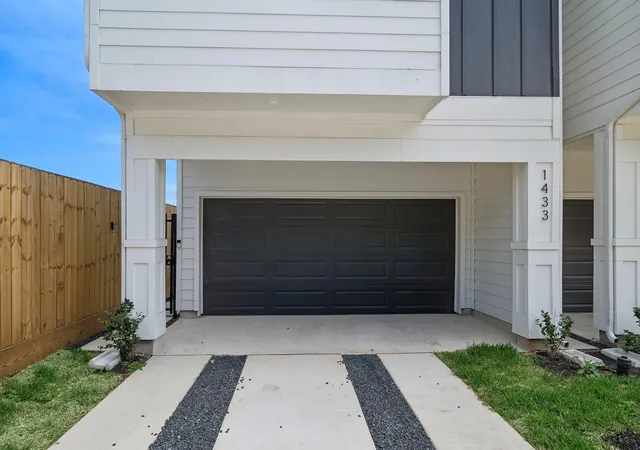 Photo 3 of Single family home for sale at 1433 Ennis St, Houston, TX 77003 | MLS# 12610733 | Listing updated on 2026-09-17