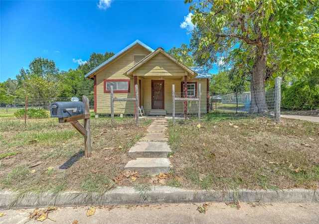 Photo 3 of Single family home for sale at 704 W West, Livingston, TX 77351 | MLS# 72493600 | Listing updated on 2026-09-09