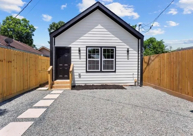 Photo 1 of Single family home for sale at 1101 Wooding St, Houston, TX 77011 | MLS# 73887508 | Listing updated on 2026-09-12