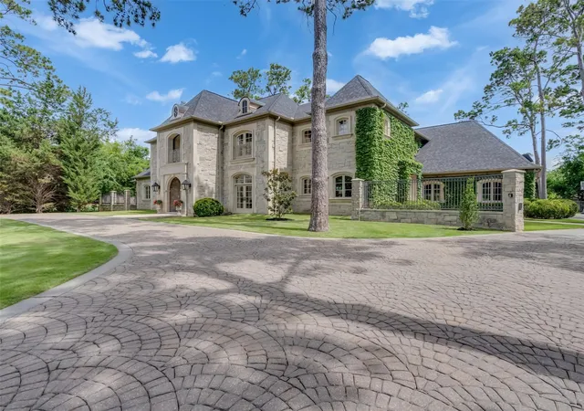 Photo 2 of Mansion for sale at 11527 Green Oaks Dr, Houston, TX 77024 | MLS# 76603060 | Listing updated on 2026-09-12