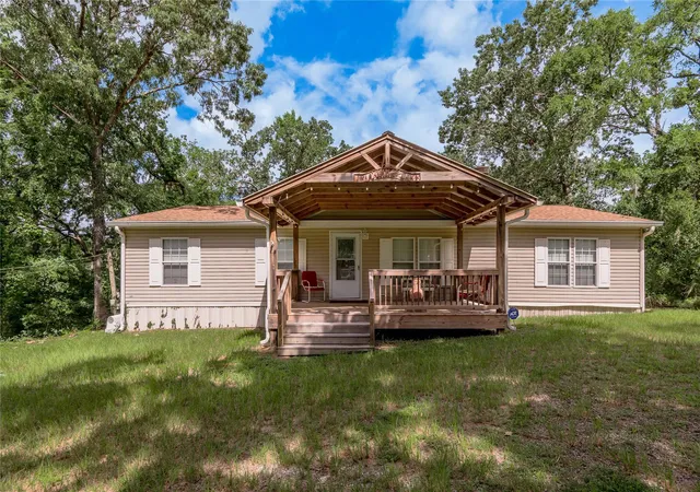 Photo 3 of Single family home for sale at 221 Chestnut Bnd, Huntsville, TX 77320 | MLS# 71071700 | Listing updated on 2026-09-05