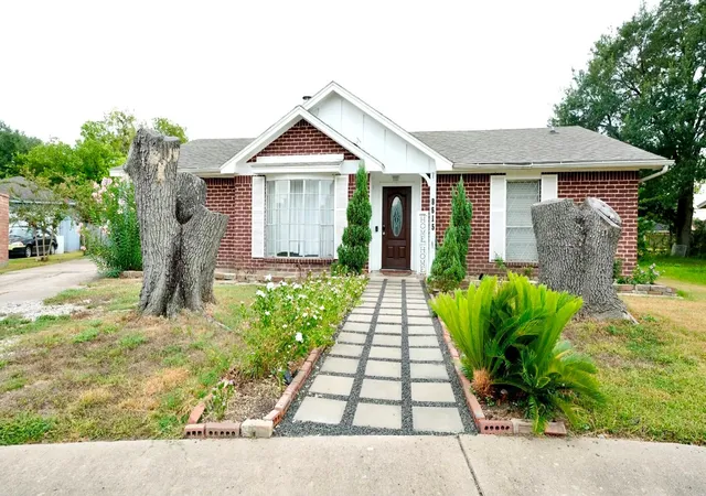 Photo 2 of Sale Pending at 8615 Brookren Cir, Houston, TX 77072 | MLS# 26136399 | Listing updated on 2026-09-22