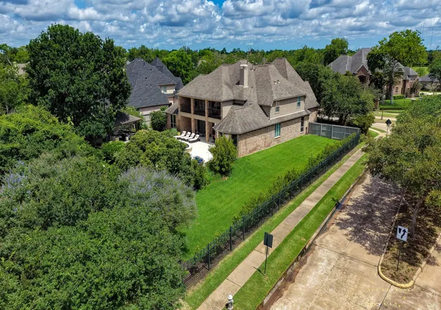 Photo 2 of Mansion for sale at 18 Waters Lake Blvd, Missouri City, TX 77459 | MLS# 83032784 | Listing updated on 2026-09-06