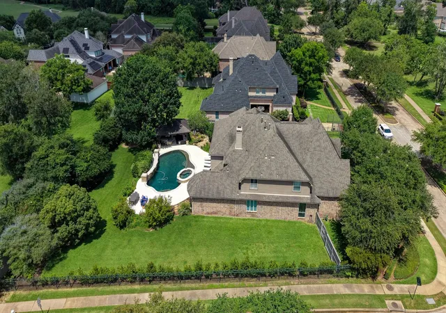 Photo 3 of Mansion for sale at 18 Waters Lake Blvd, Missouri City, TX 77459 | MLS# 83032784 | Listing updated on 2026-09-06