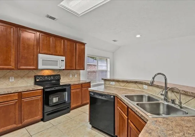 Photo 4 of Single family home for sale at 6507 Canyon Mist Ln, Dickinson, TX 77539 | MLS# 27868403 | Listing updated on 2026-09-18